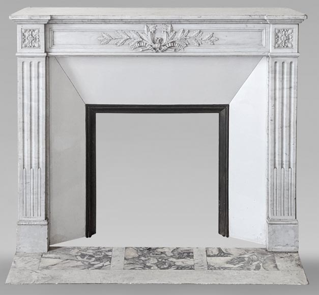 Cheminée de style Louis XVI à couronne de laurier sculptée en marbre de Carrare-0